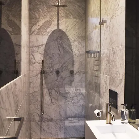The Luxe Bnob On Singel Amsterdam